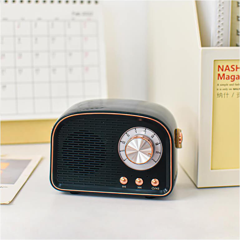 "Enceinte Bluetooth vintage au design rétro, radio FM intégrée, compacte, élégante, son clair, options de couleurs variées."