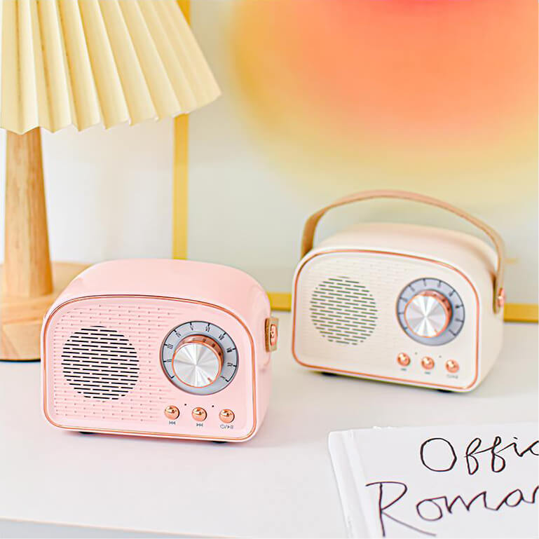 "Enceinte Bluetooth vintage au design rétro, radio FM intégrée, compacte, élégante, son clair, options de couleurs variées."