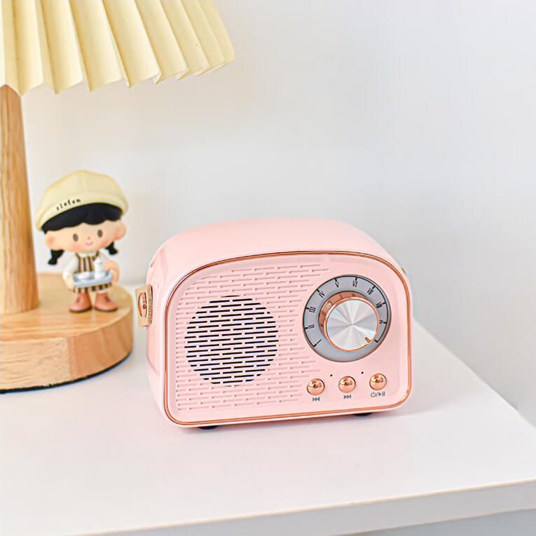 "Enceinte Bluetooth vintage au design rétro, radio FM intégrée, compacte, élégante, son clair, options de couleurs variées."