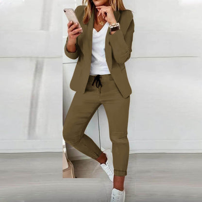 Ensemble Arianna élégant, blazer ajusté et pantalon pour femmes, silhouette raffinée, disponible en couleurs classiques.