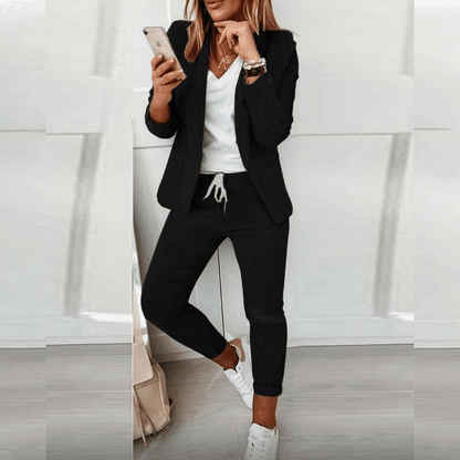 Ensemble Arianna élégant, blazer ajusté et pantalon pour femmes, silhouette raffinée, disponible en couleurs classiques.