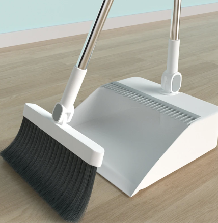 Ensemble balai et pelle à dents, tête rotative 180°, design ergonomique, nettoyage efficace des coins sous les meubles.