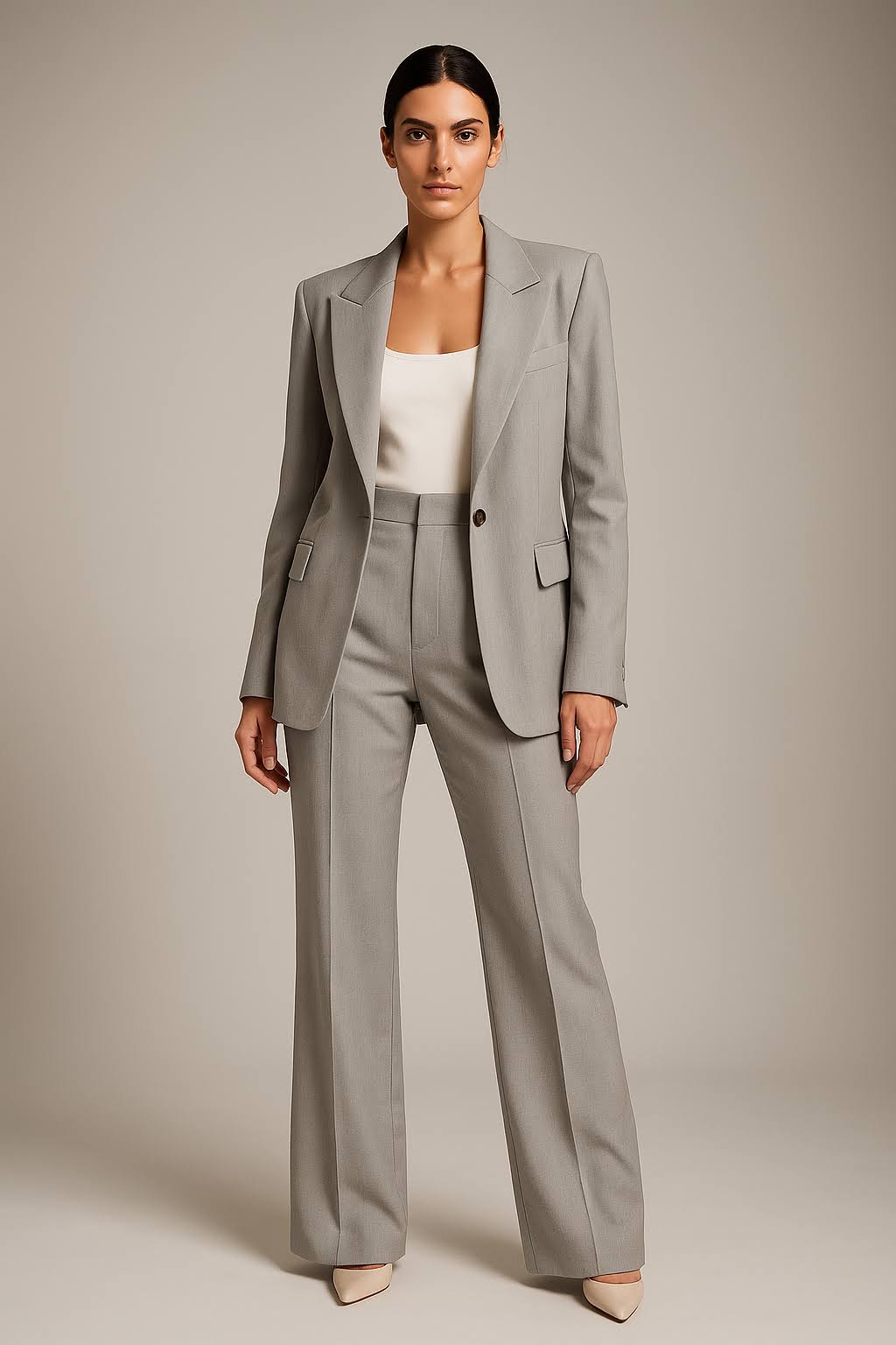 "Ensemble blazer et pantalon femme, élégant, coupe slim, col V, tissu léger et aéré, idéal bureau et occasions formelles."