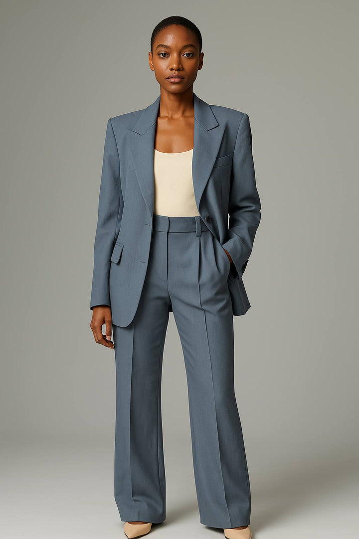 "Ensemble blazer et pantalon femme, élégant, coupe slim, col V, tissu léger et aéré, idéal bureau et occasions formelles."