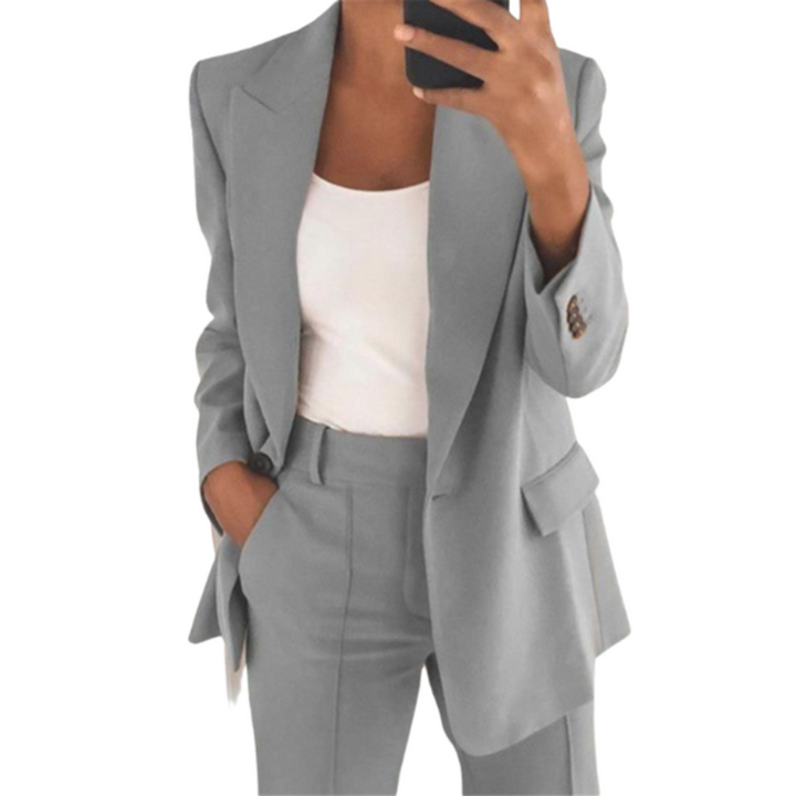"Ensemble blazer femme élégant, colbert et pantalon, design chic, couleurs variées, tenue parfaite pour toutes occasions."