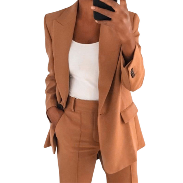 "Ensemble blazer femme élégant, colbert et pantalon, design chic, couleurs variées, tenue parfaite pour toutes occasions."