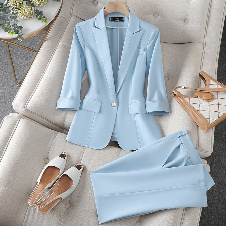 "Ensemble chic avec blazer ajusté et pantalon assorti, style élégant et confortable pour événements spéciaux."