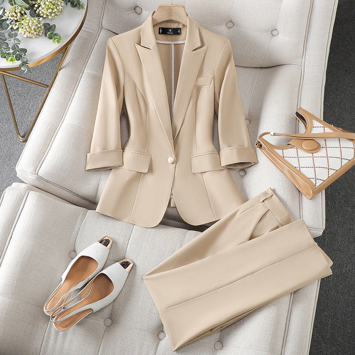 "Ensemble chic avec blazer ajusté et pantalon assorti, style élégant et confortable pour événements spéciaux."