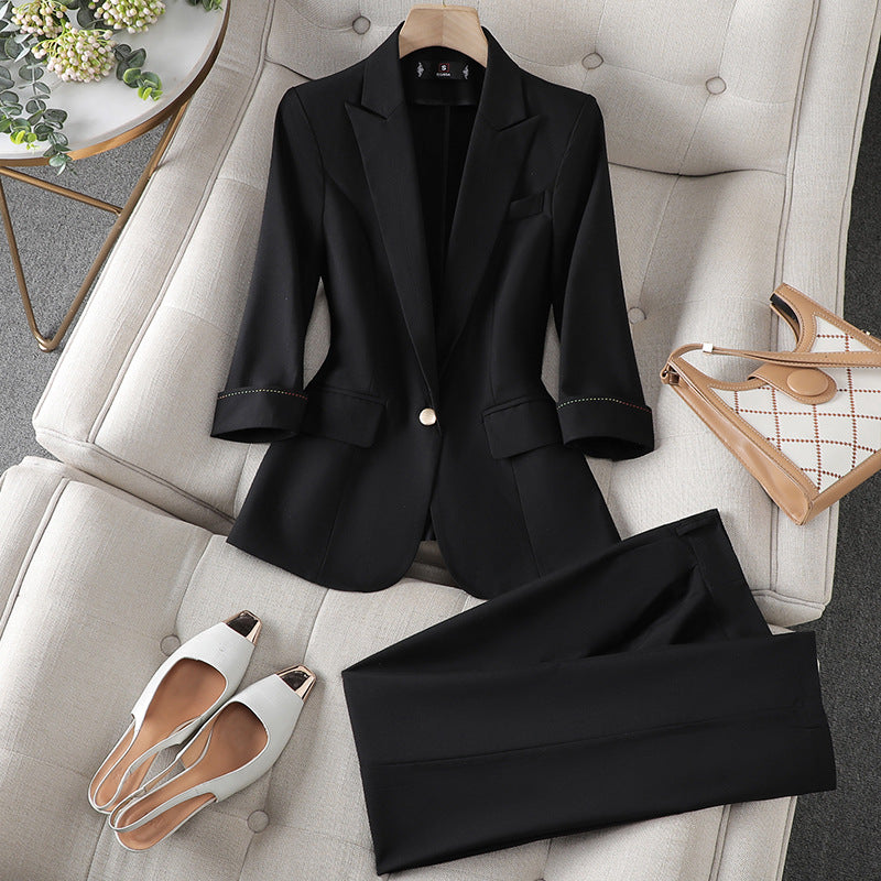 "Ensemble chic avec blazer ajusté et pantalon assorti, style élégant et confortable pour événements spéciaux."