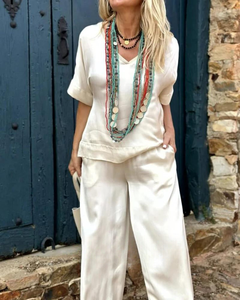 "Ensemble chic pour femmes: chemisier finement coupé et pantalon assorti pour un look élégant et sophistiqué."