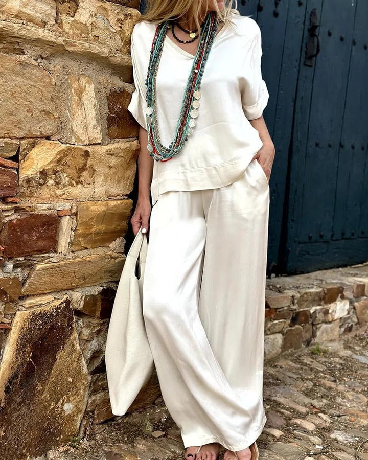 "Ensemble chic pour femmes: chemisier finement coupé et pantalon assorti pour un look élégant et sophistiqué."
