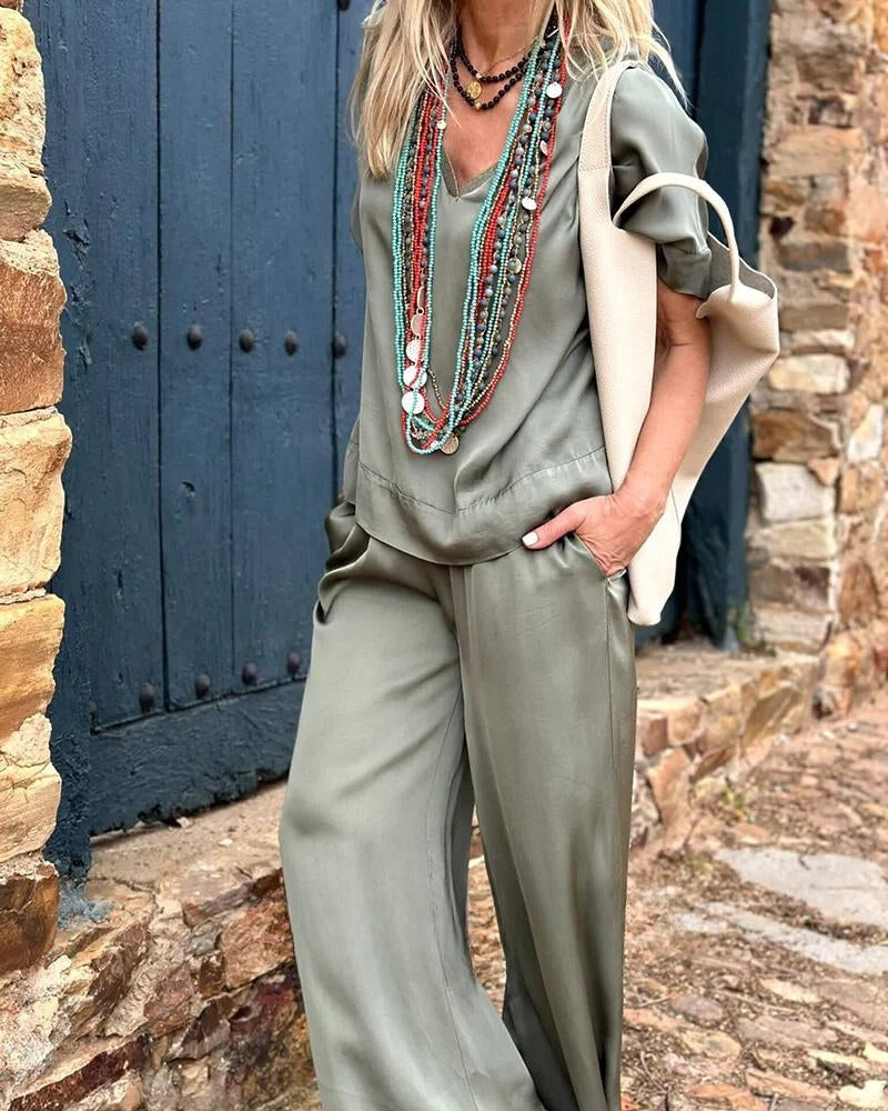 "Ensemble chic pour femmes: chemisier finement coupé et pantalon assorti pour un look élégant et sophistiqué."