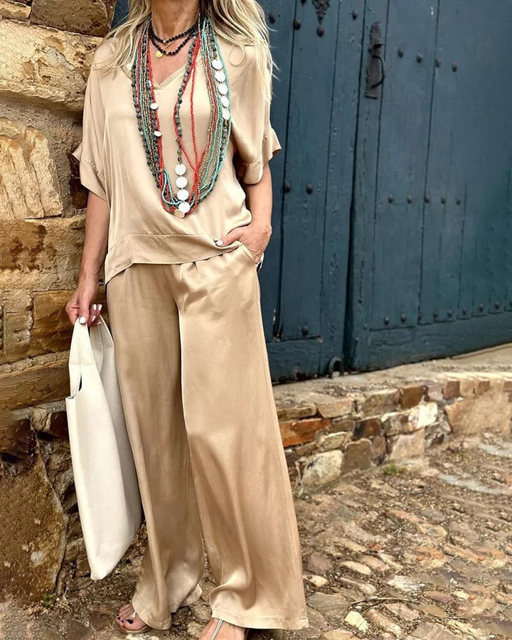 "Ensemble chic pour femmes: chemisier finement coupé et pantalon assorti pour un look élégant et sophistiqué."