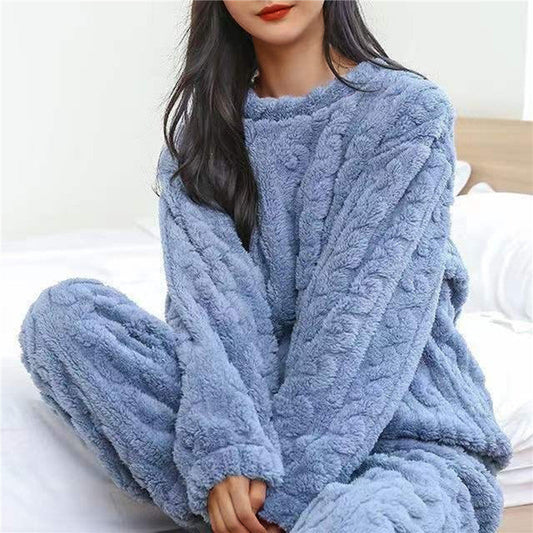 "Ensemble de pyjama bleu pour femmes, doux et confortable, idéal pour détente et chaleur avec design simple et chic."