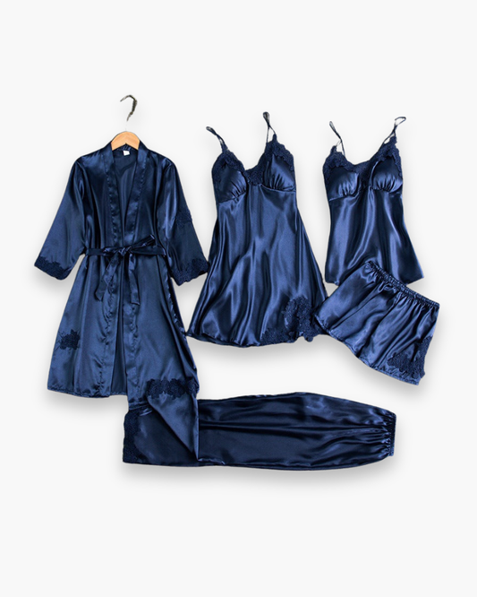 Ensemble de pyjama chic pour femme avec kimono, short, haut et caraco, texture douce, détails raffinés pour confort nocturne.