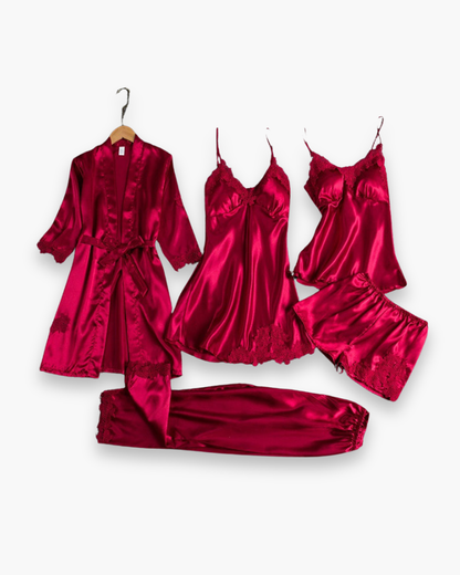 Ensemble de pyjama chic pour femme avec kimono, short, haut et caraco, texture douce, détails raffinés pour confort nocturne.
