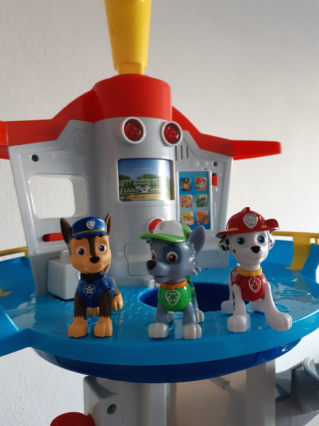 Ensemble de voitures PawPatrol colorées et robustes pour enfants, plastique durable, stimule l'imagination dès 4 ans.