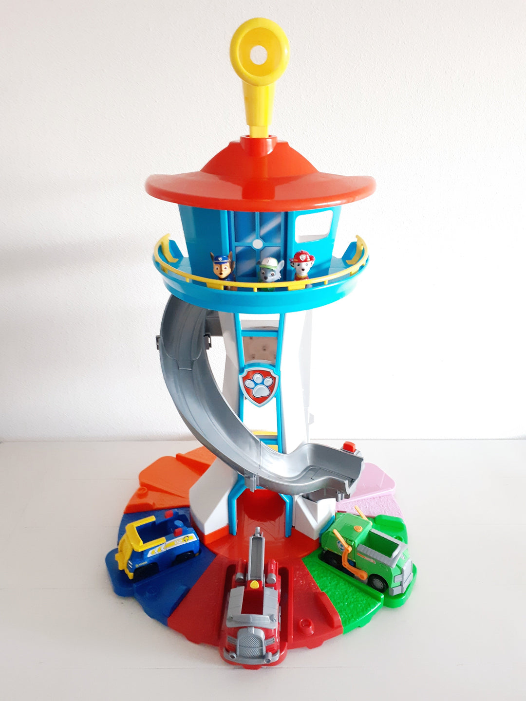 Ensemble de voitures PawPatrol colorées et robustes pour enfants, plastique durable, stimule l'imagination dès 4 ans.