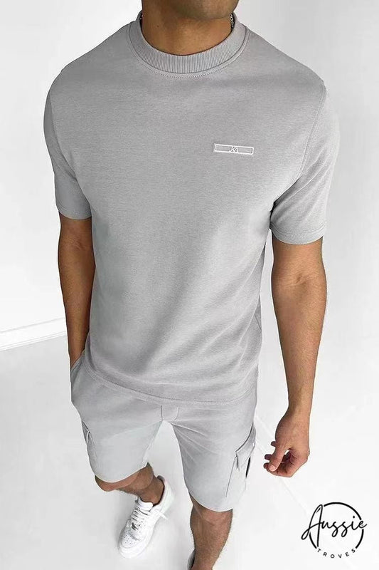 "Ensemble décontracté homme estival, tissu léger, short fluide, coupe ajustée pour confort et style."