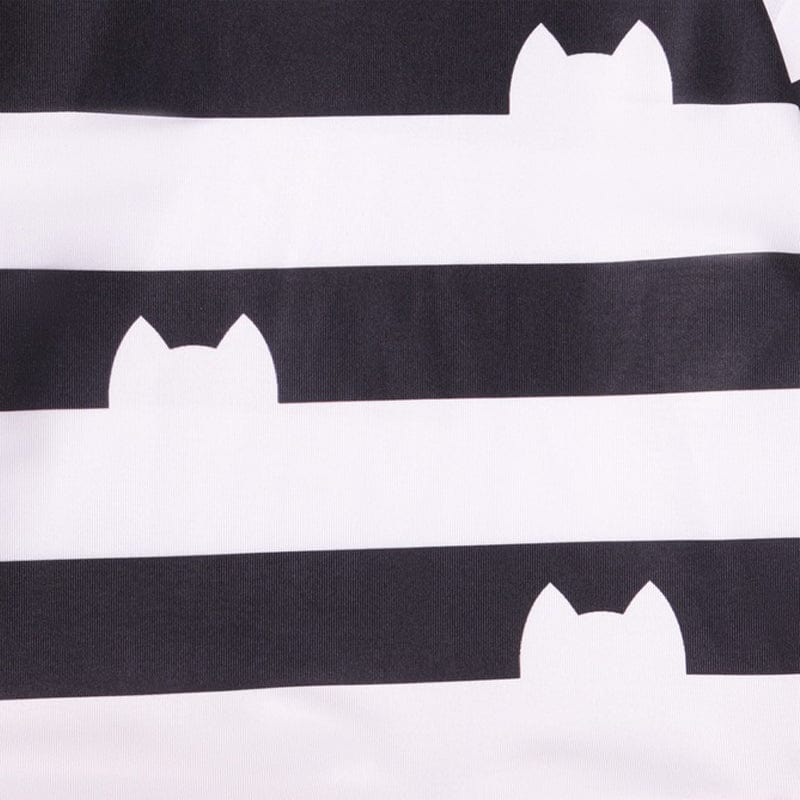 Ensemble déguisement enfant avec t-shirt rayé noir et blanc, jupe tulle multicolore et serre-tête oreilles de chat.