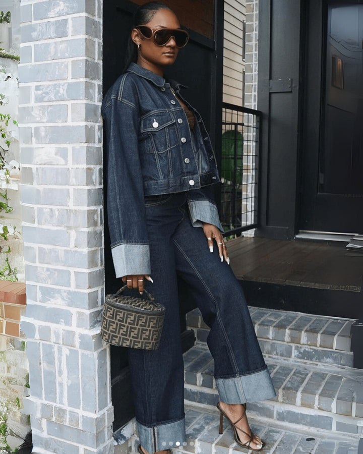 Ensemble denim femme : veste structurée et pantalon long bleu foncé, chic et polyvalent pour un look élégant.