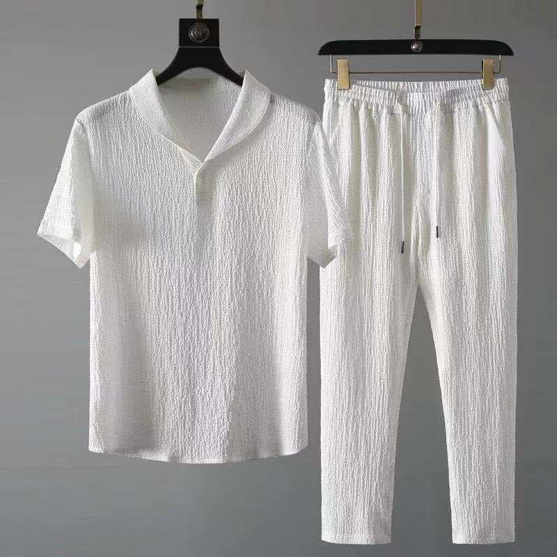 "Ensemble d'été en lin pour hommes, chemise aérienne et short assorti, élégant et confortable pour saison estivale."