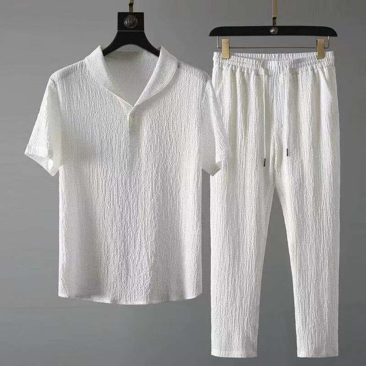 "Ensemble d'été en lin pour hommes, chemise aérienne et short assorti, élégant et confortable pour saison estivale."