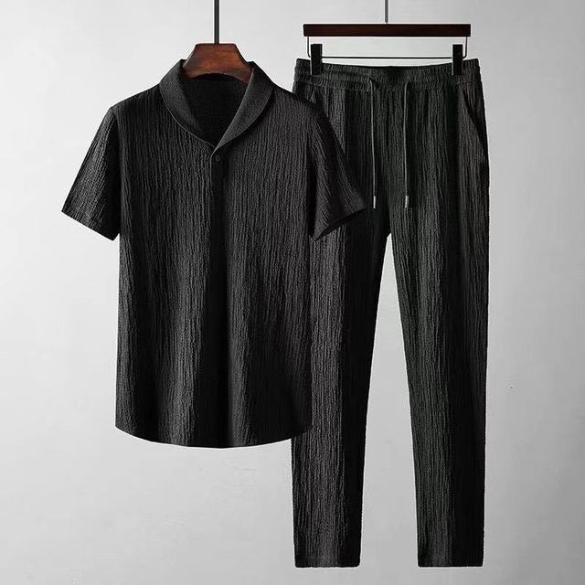 "Ensemble d'été en lin pour hommes, chemise aérienne et short assorti, élégant et confortable pour saison estivale."