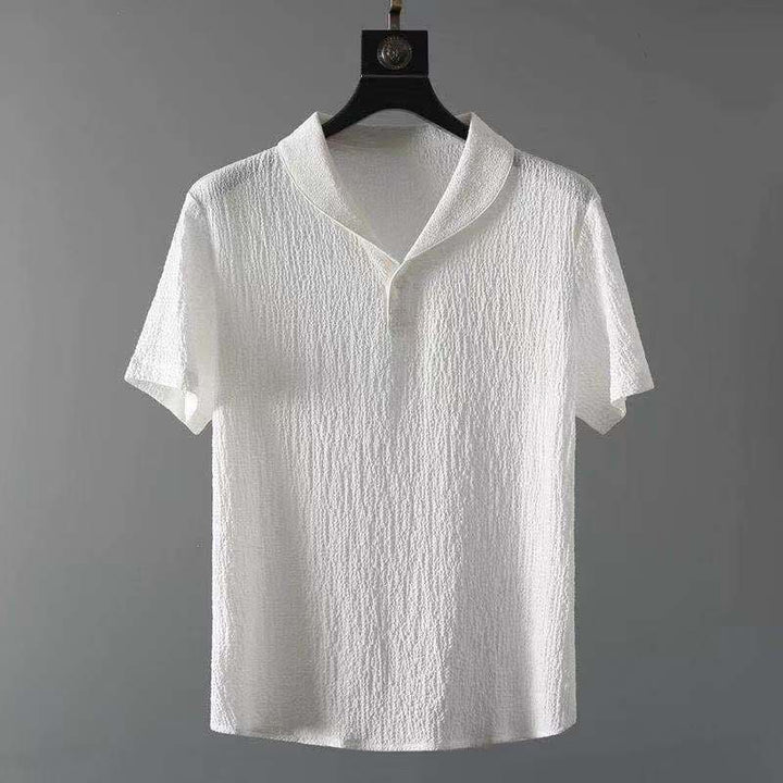 "Ensemble d'été en lin pour hommes, chemise aérienne et short assorti, élégant et confortable pour saison estivale."
