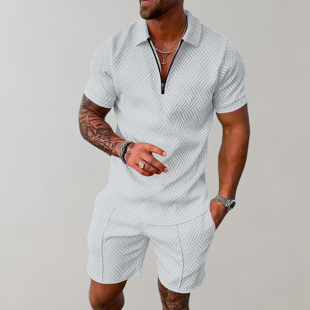 Ensemble d'été pour hommes: polo moderne bleu marine avec un short assorti, idéal pour un look chic et frais.