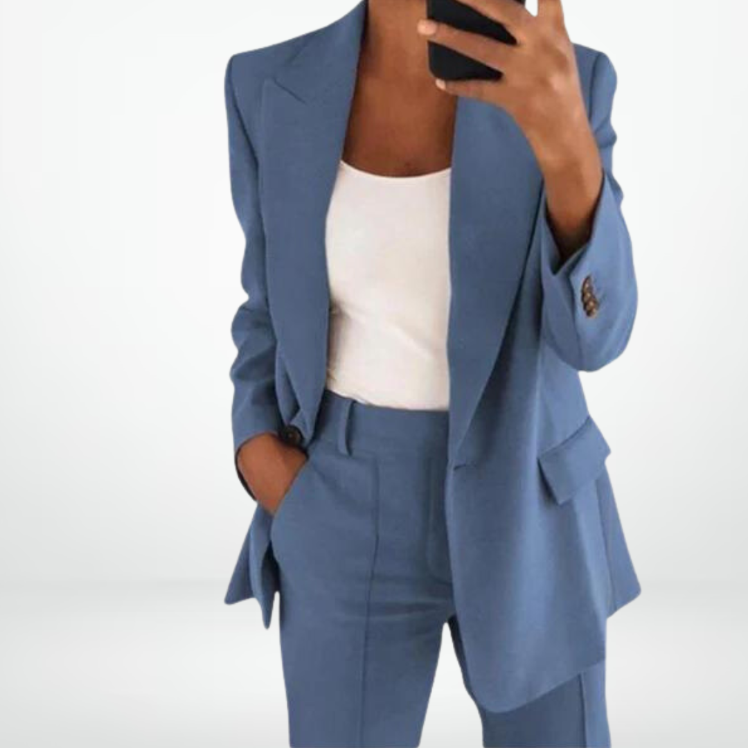 "Ensemble deux pièces chic femme avec veste élégante et pantalon coordonné, style raffiné et sophistiqué, détails soignés."