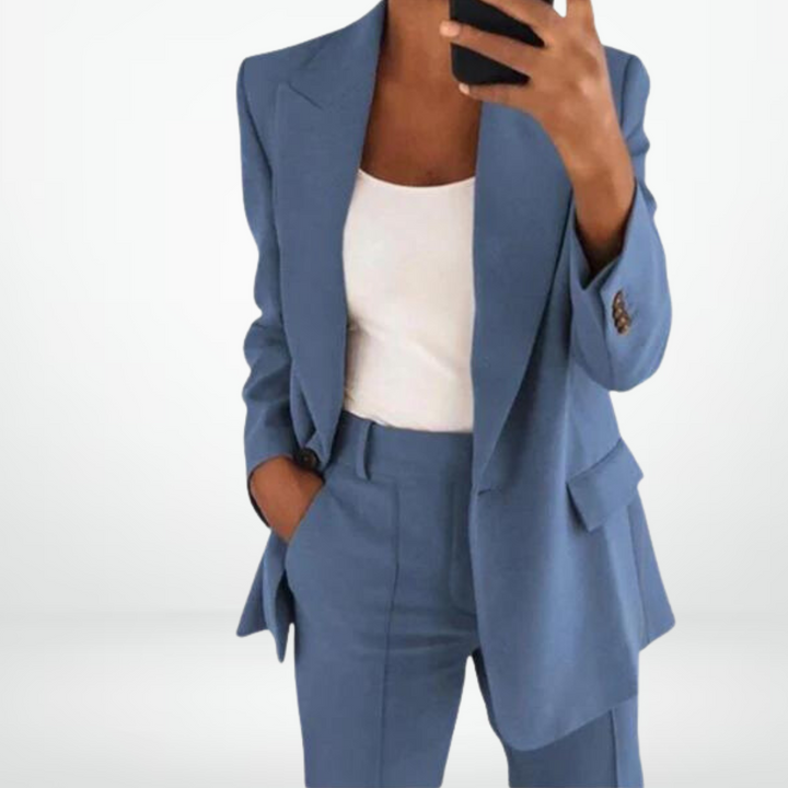 "Ensemble deux pièces chic femme avec veste élégante et pantalon coordonné, style raffiné et sophistiqué, détails soignés."