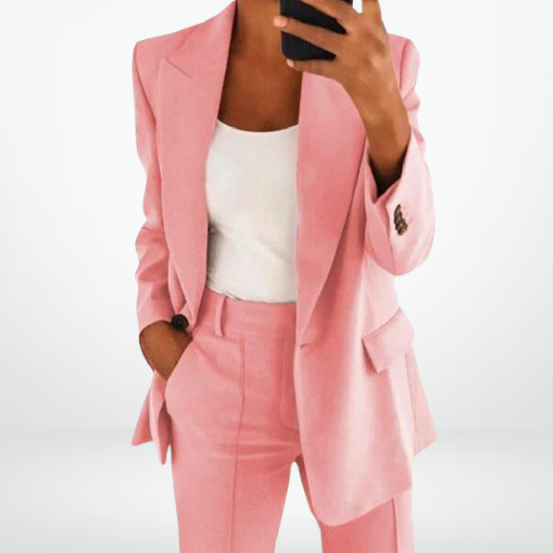 "Ensemble deux pièces chic femme avec veste élégante et pantalon coordonné, style raffiné et sophistiqué, détails soignés."