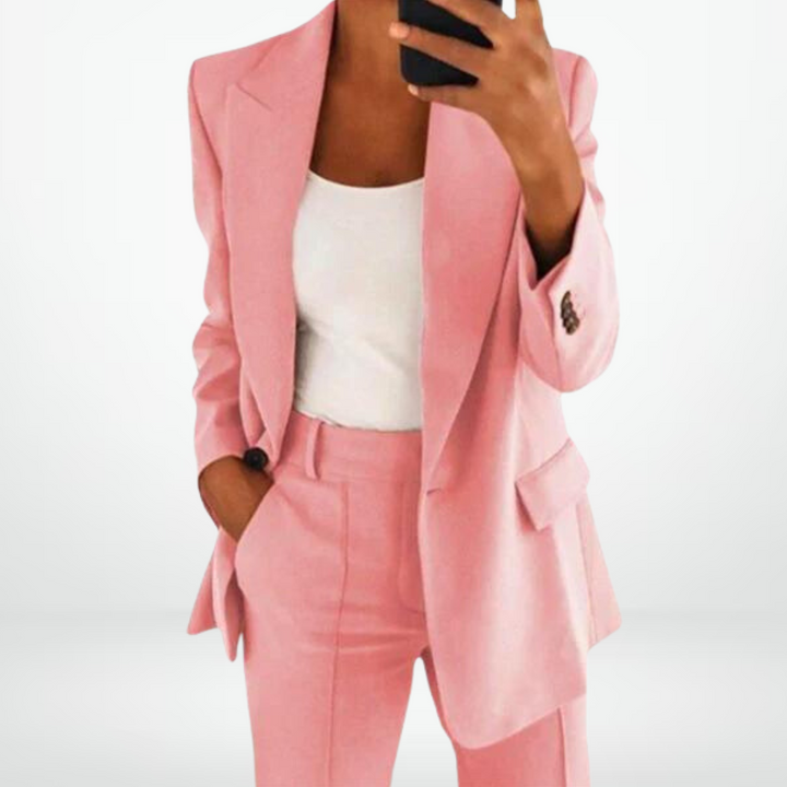 "Ensemble deux pièces chic femme avec veste élégante et pantalon coordonné, style raffiné et sophistiqué, détails soignés."
