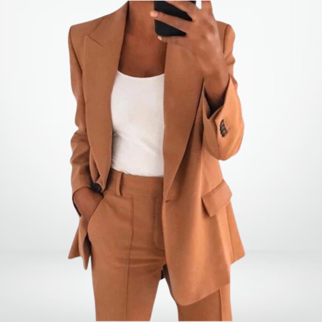 "Ensemble deux pièces chic femme avec veste élégante et pantalon coordonné, style raffiné et sophistiqué, détails soignés."
