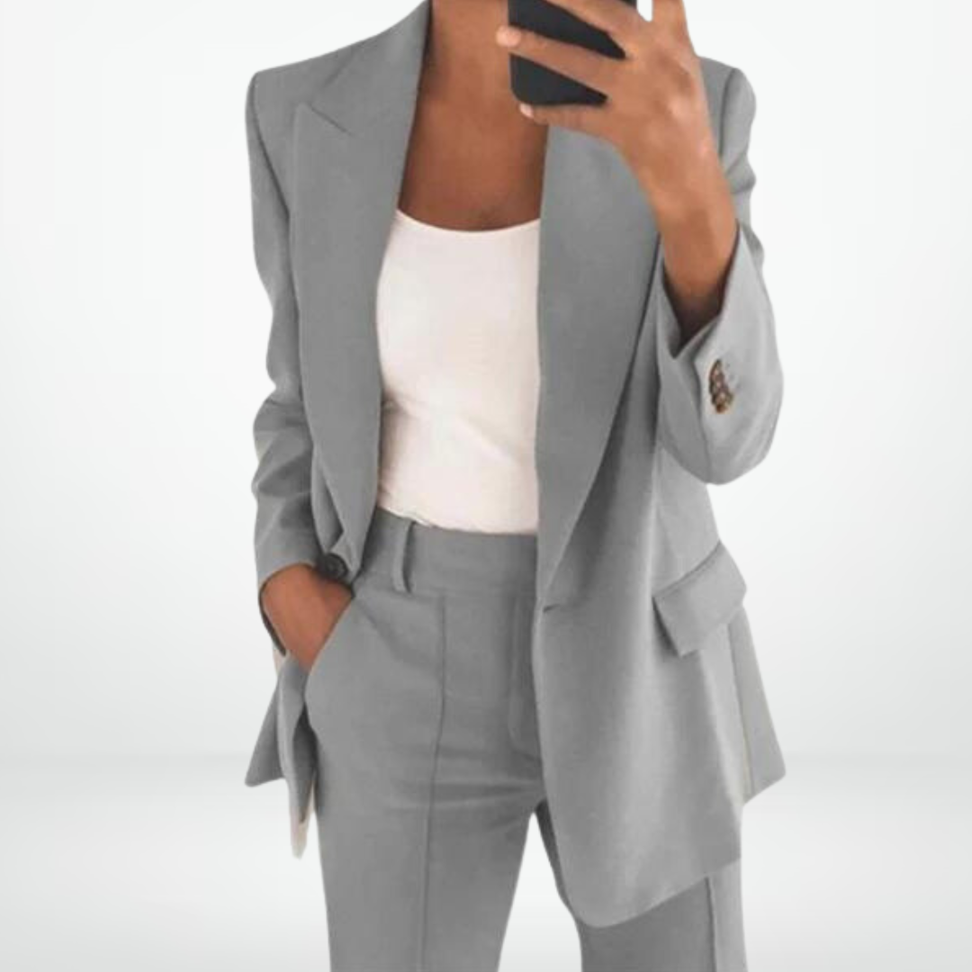 "Ensemble deux pièces chic femme avec veste élégante et pantalon coordonné, style raffiné et sophistiqué, détails soignés."