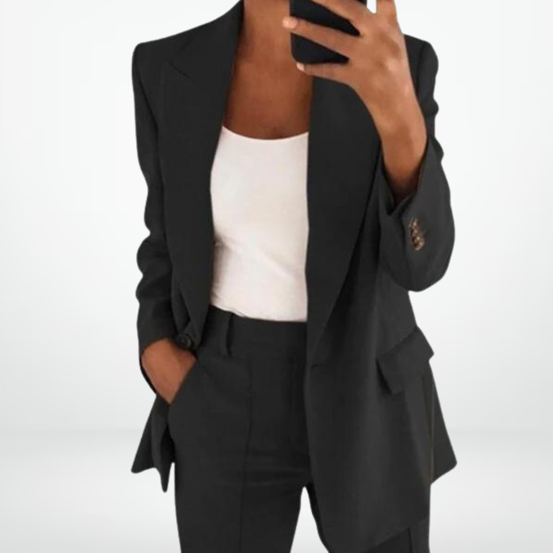 "Ensemble deux pièces chic femme avec veste élégante et pantalon coordonné, style raffiné et sophistiqué, détails soignés."