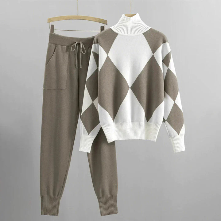 Ensemble deux pièces femme en polyester doux, sweat à manches longues rouge et pantalon taille haute pour confort optimal.