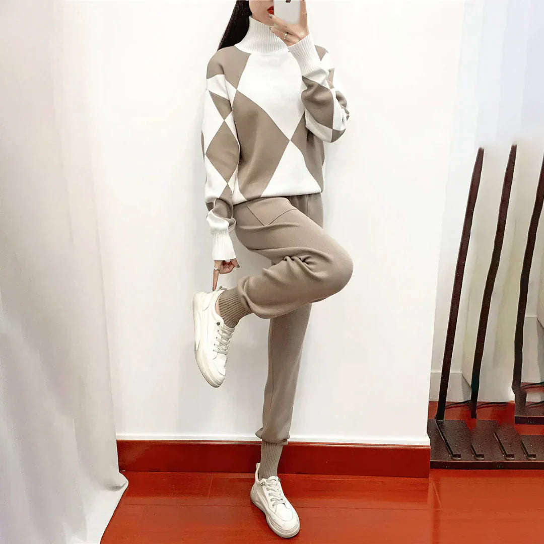 Ensemble deux pièces femme en polyester doux, sweat à manches longues rouge et pantalon taille haute pour confort optimal.