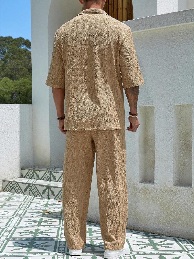"Ensemble deux pièces homme moderne, style chic décontracté, ton neutre, coupe ample, parfait pour toutes occasions."