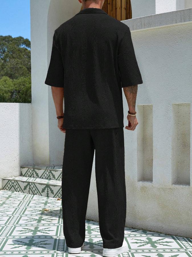 "Ensemble deux pièces homme moderne, style chic décontracté, ton neutre, coupe ample, parfait pour toutes occasions."