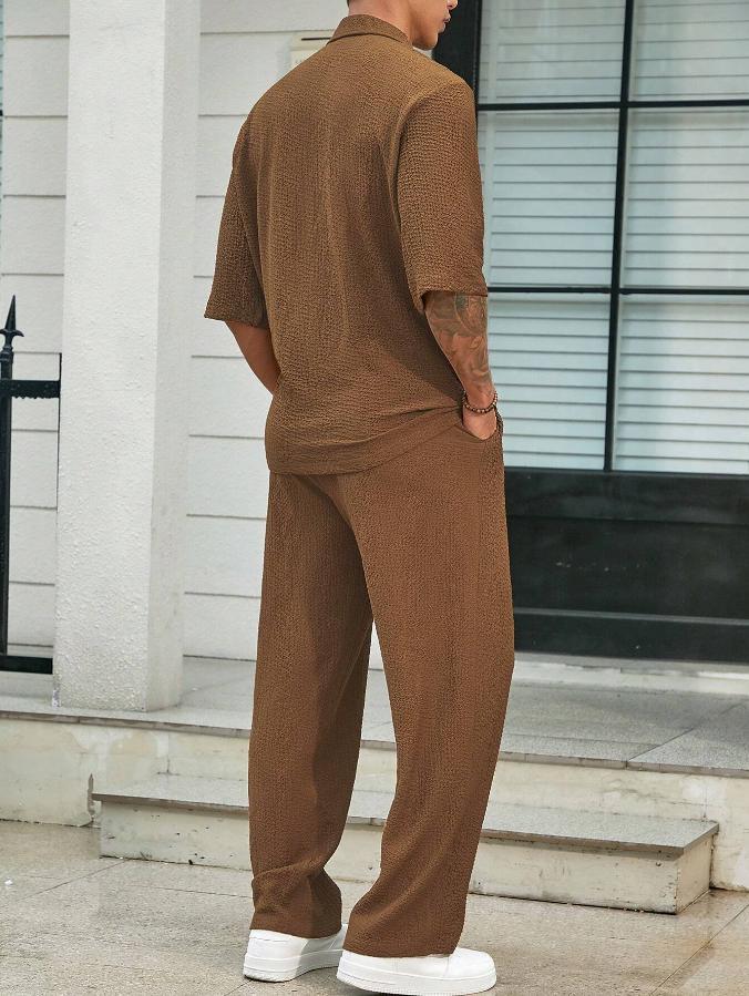 "Ensemble deux pièces homme moderne, style chic décontracté, ton neutre, coupe ample, parfait pour toutes occasions."