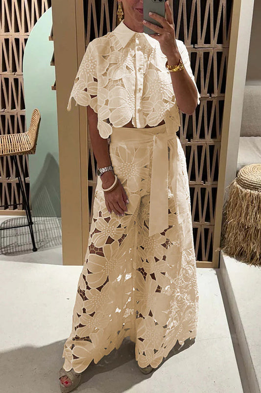 Ensemble en dentelle florale, top boutonné, pantalon ample, raffinée et élégante pour occasions spéciales.