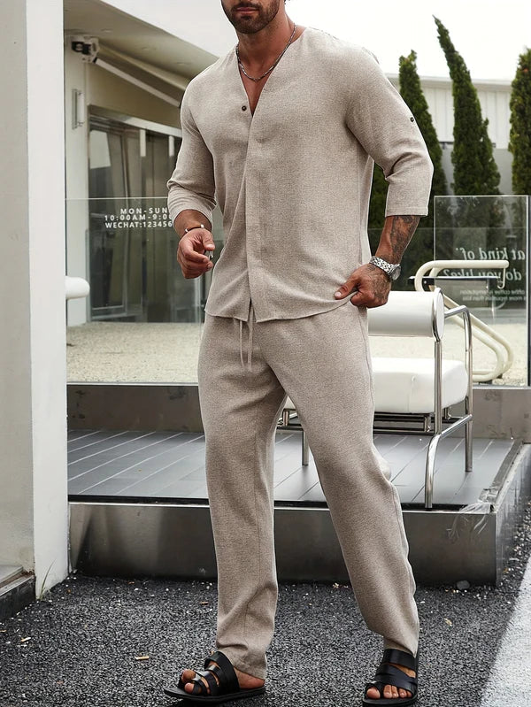 "Ensemble en lin beige pour homme, coupe moderne et relaxée, idéal pour l'été, offrant confort et élégance naturelle."