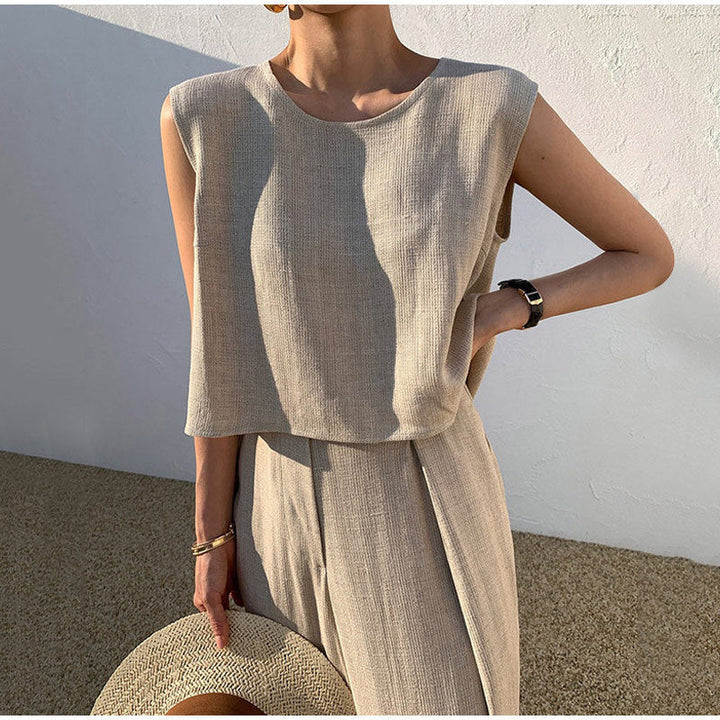 "Ensemble en lin estival femme, pantalon ample et haut col rond, beige, noir, bleu, élégance décontractée."