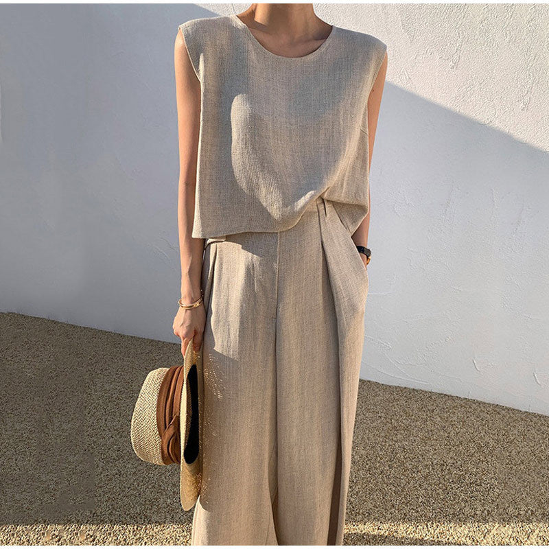 "Ensemble en lin estival femme, pantalon ample et haut col rond, beige, noir, bleu, élégance décontractée."
