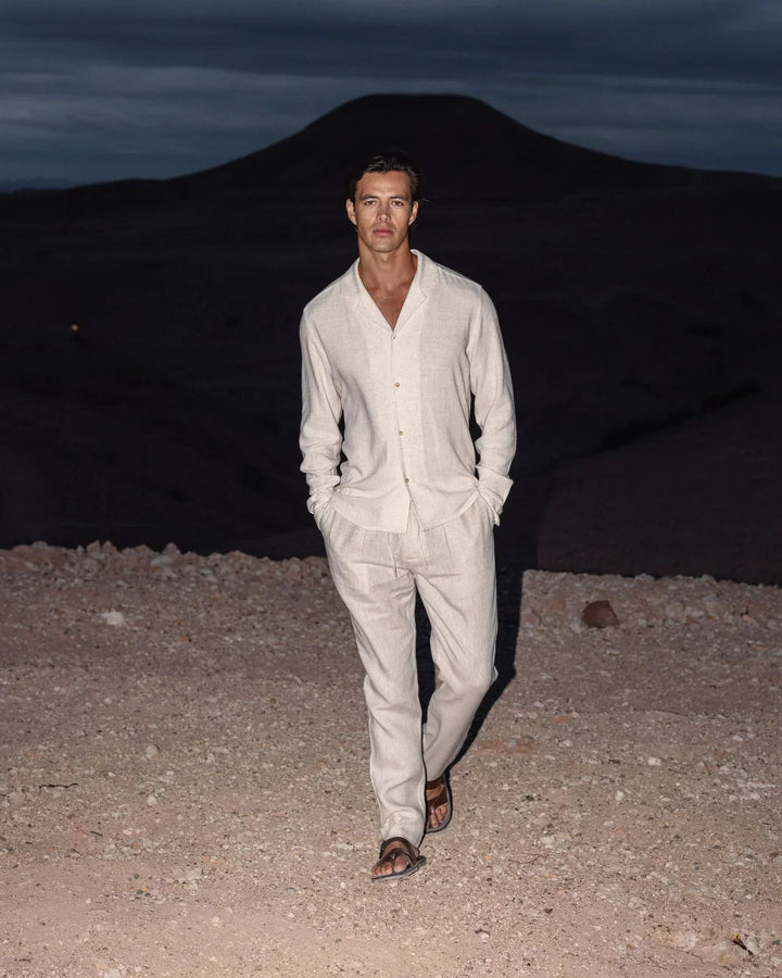 "Ensemble en lin homme élégant, chemise col cubain et pantalon, look sophistiqué, idéale pour printemps-été, ton naturel."