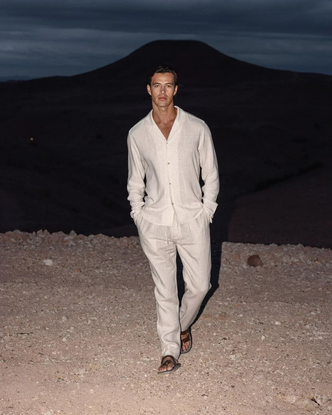 "Ensemble en lin pour homme, style cubain élégant, col classique, tissu respirant pour une allure chic et décontractée."
