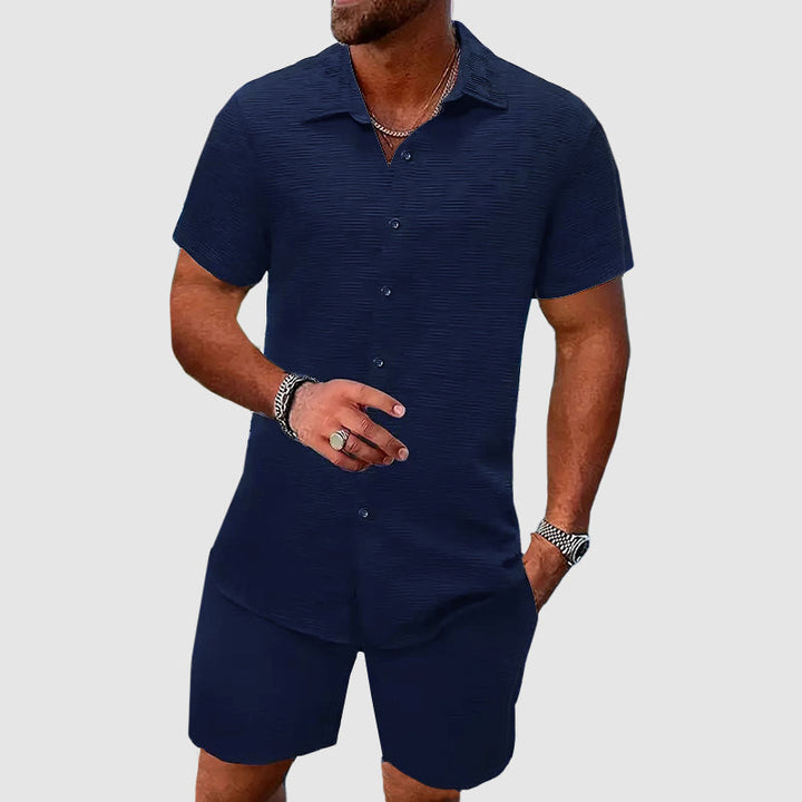 "Ensemble estival chic et décontracté pour homme, short élastique et haut léger, style océanique tendance."