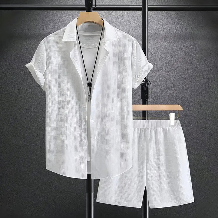 "Ensemble estival chic et décontracté pour homme, short élastique et haut léger, style océanique tendance."